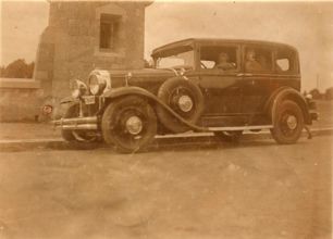 1927- Dans la voiture Emile au volant, à l’arrière Jacques et Elise